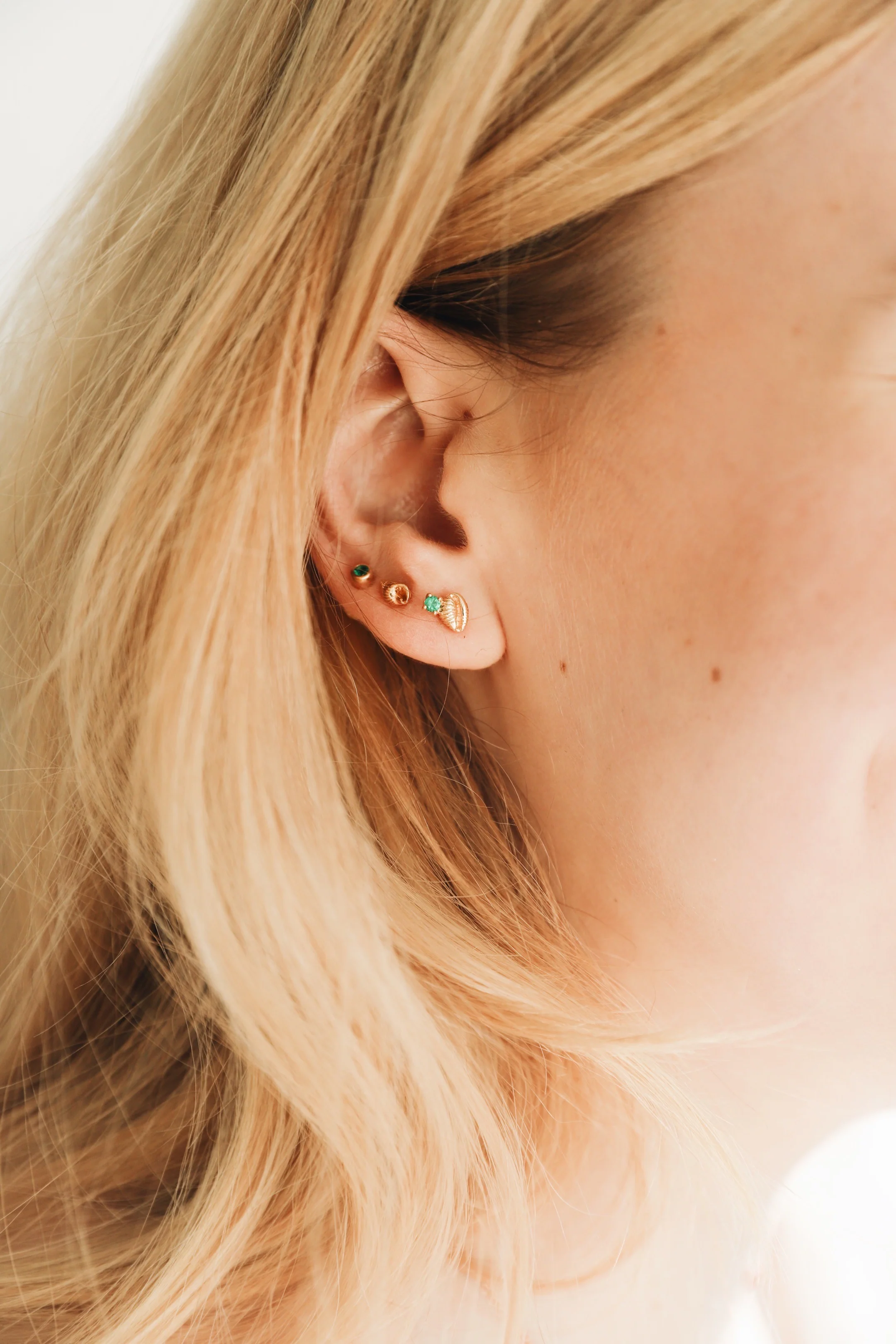 Bitsy Bean Stud with Emerald - Open - Image 4