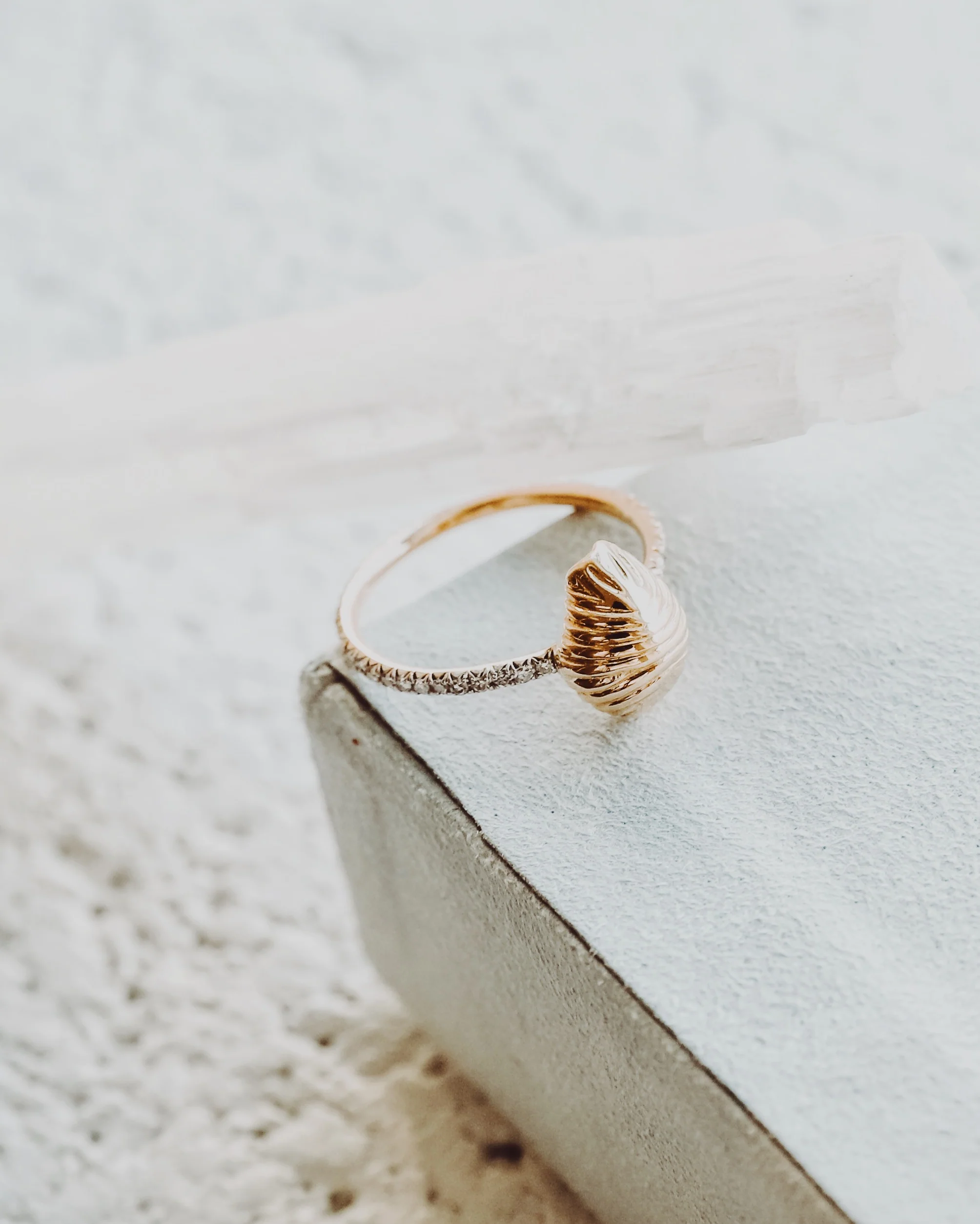 Diamond Thread and Shell Ring - Image 7